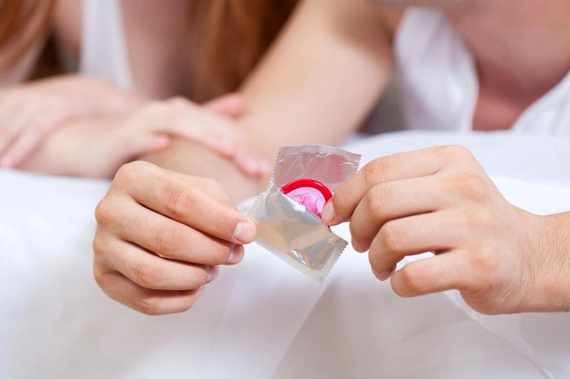 quan hệ tình dục an toàn để giảm nguy cơ xuất tinh ra máu