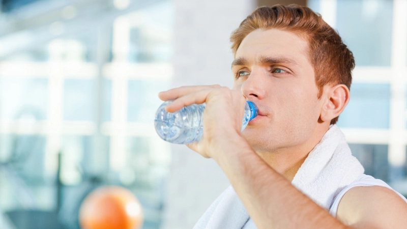 phòng tránh tiểu buốt ra máu bằng cách uống đủ nước phòng tránh tiểu buốt ra máu bằng cách uống đủ nước