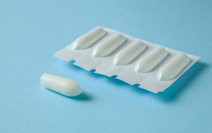 người bệnh viêm niệu đạo do nấm có thể sử dụng đồng thời viên kháng nấm đặt âm đạo