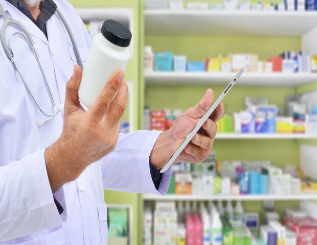 bác sĩ chỉ định dùng thuốc cho một số bệnh nhân