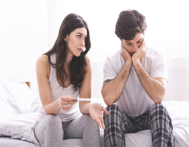sưng bìu bên trái do viêm tinh hoàn không điều trị có thể gây vô sinh