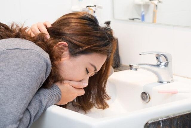 ốm nghén là một trong những triệu chứng mang thai phổ biến