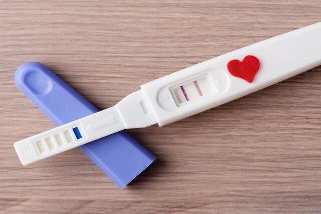 kiểm tra bằng que thử thai để nhận biết có thai sớm